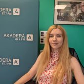 Kobieta pozuje do zdjęcia na ściance firmowej.
