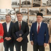 Uczestnicy konferencji w pałacu habsbacha