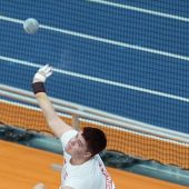 Zuzanna Maślana w biało-czerwonym stroju reprezentacji Polski w trakcie pchnięcia kulą na zawodach lekkoatletycznych.
