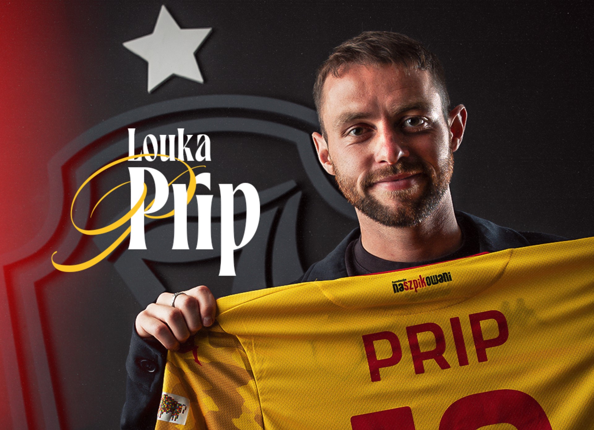 piłkarz z koszulka w reku zolto czerwona klubu jagiellonia bialystok