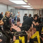Zawodnicy w short track robią trening na rowerach stacjonarnych