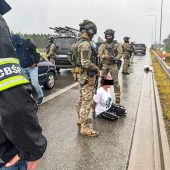 Policjanci CBŚP z zatrzymaną przestępczynią na drodze krajowej s8