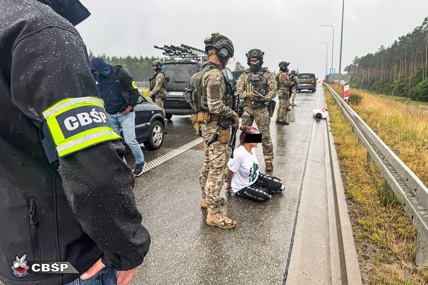 Policjanci CBŚP z zatrzymaną przestępczynią na drodze krajowej s8