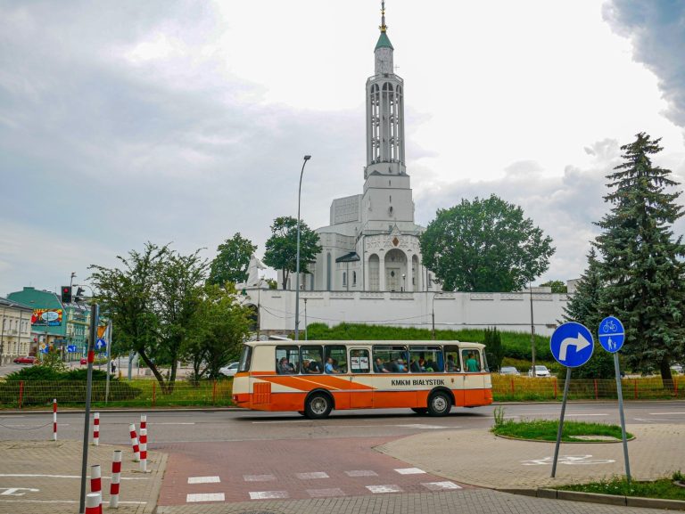 Zabytkowy autobus w centrum miasta.