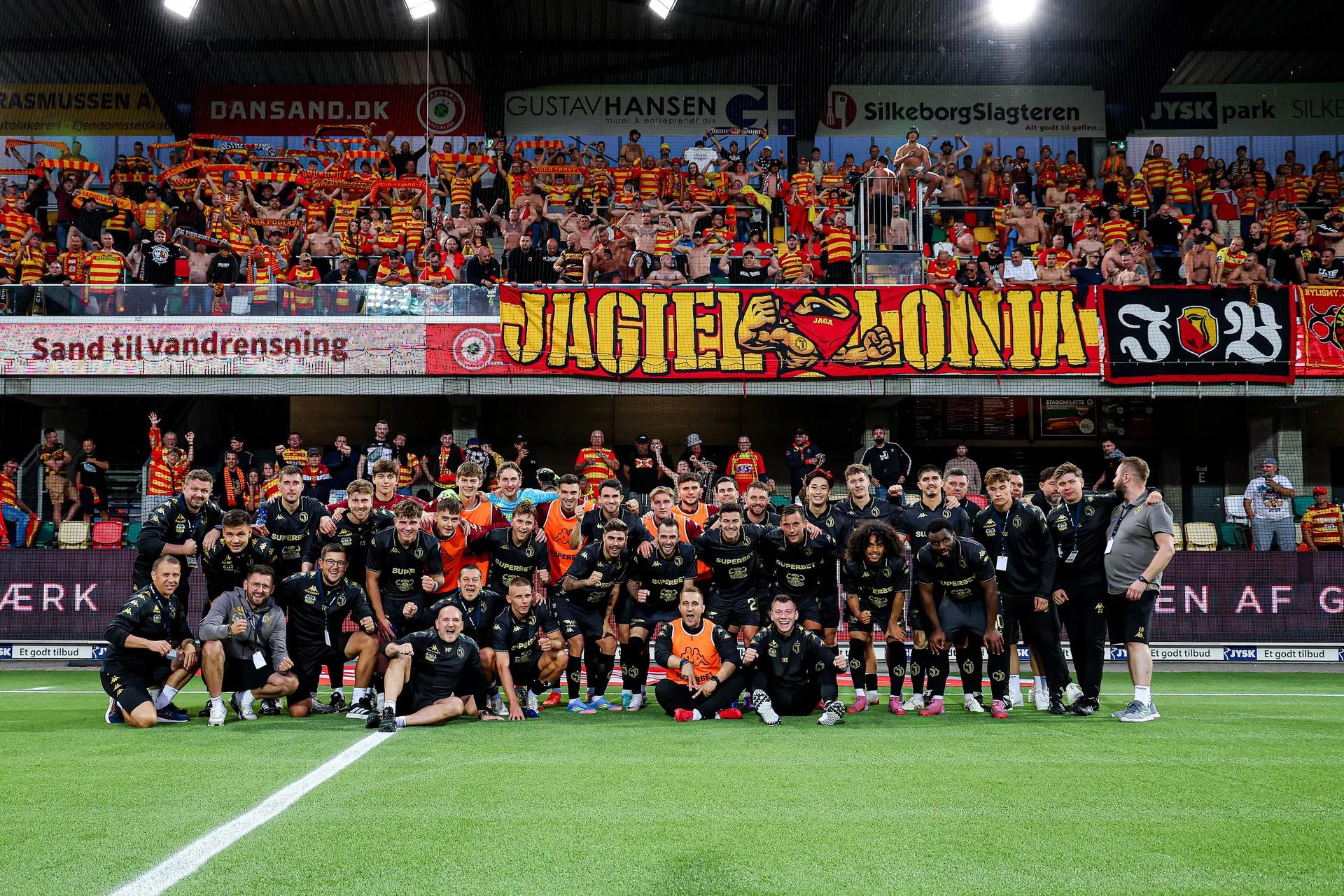 Cała drużyna piłkarska na stadionie.