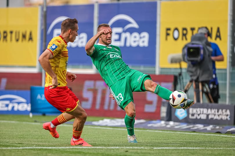 Dwóch piłkarzy na boisku.