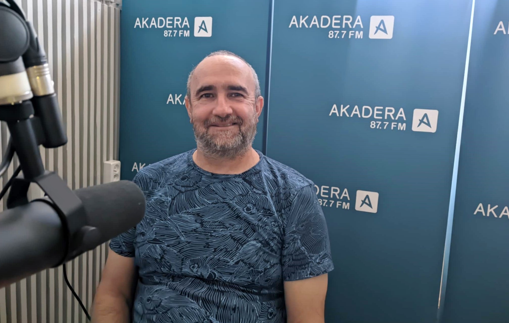 Mężczyzna przed mikrofonem.