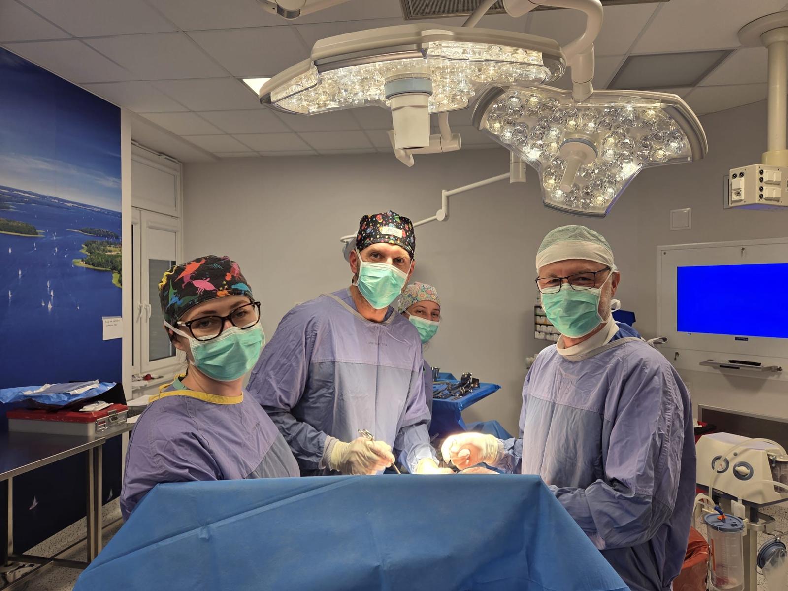 Chirurdzy podczas wycinania organów