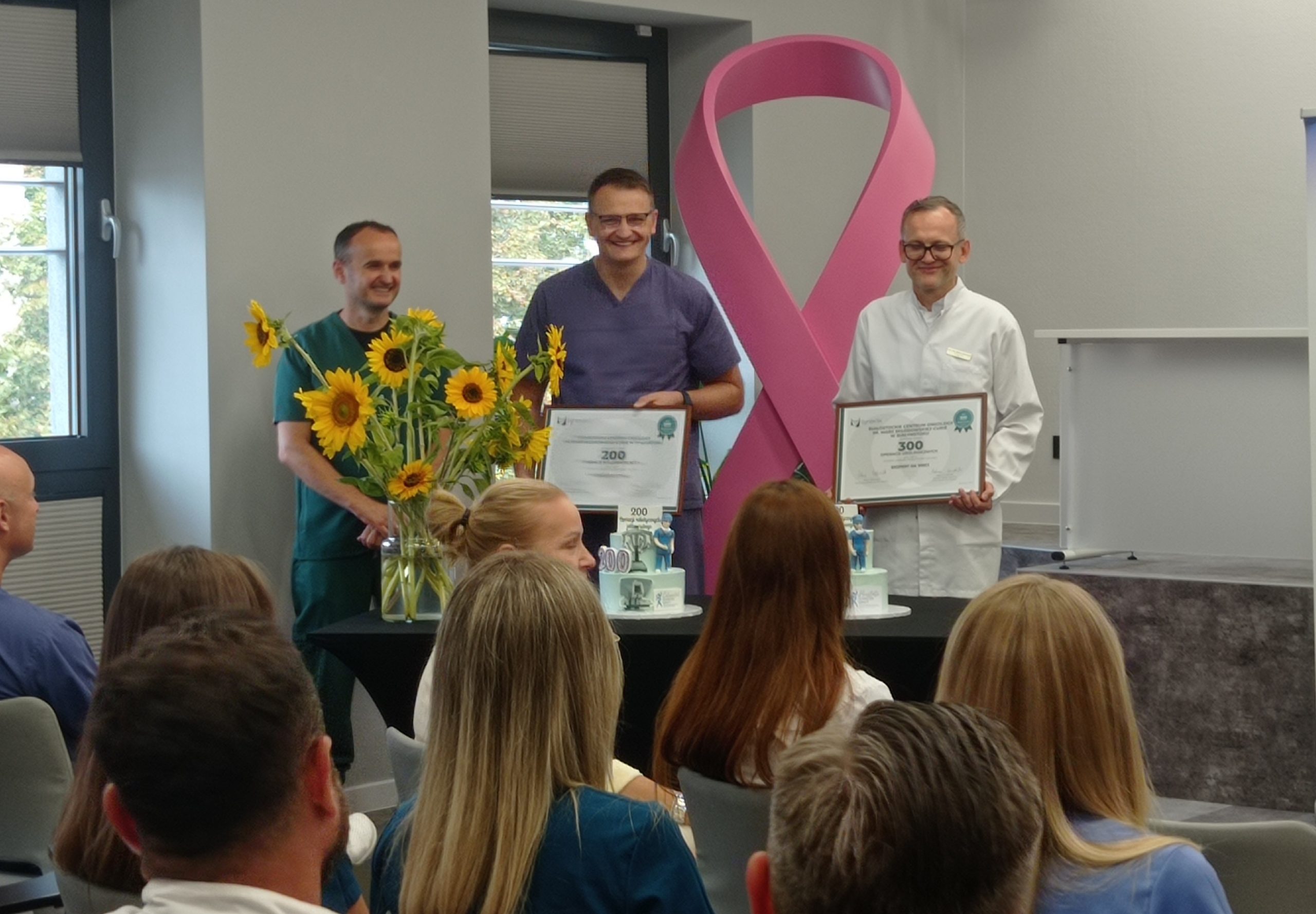 Trzy osoby na scenie.