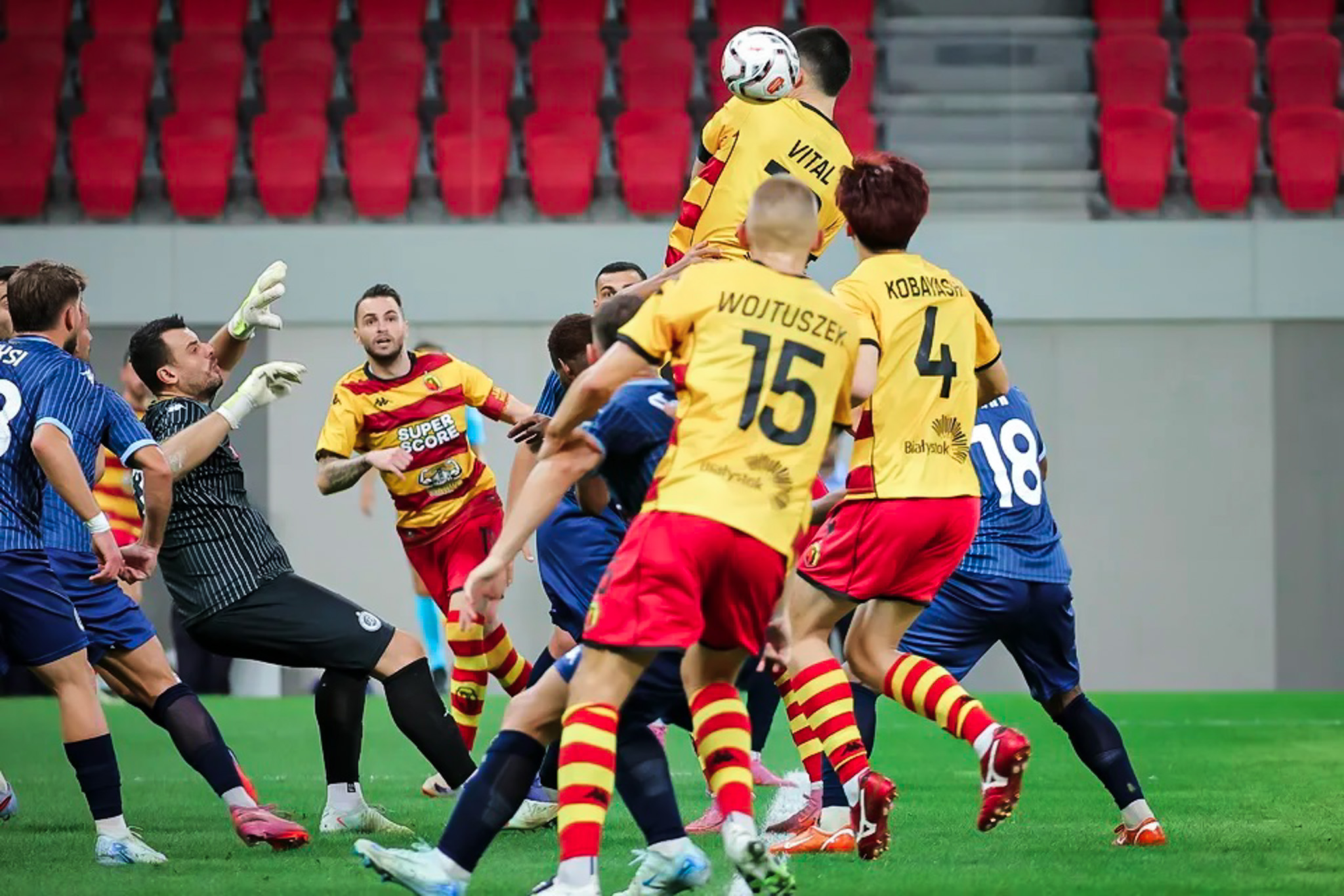 Zamieszanie na boisku, piłkarze jagielloni przy piłce