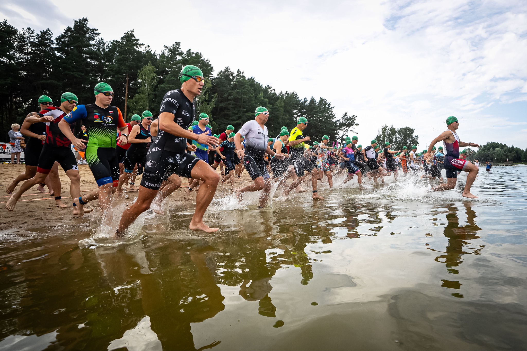 Mężczyźni wbiegają do wody.