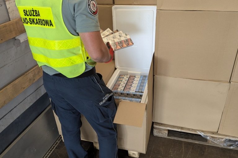 Celnik otwiera kartony z kontrabandą