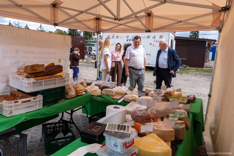 Stoisko z jedzeniem na rynku.