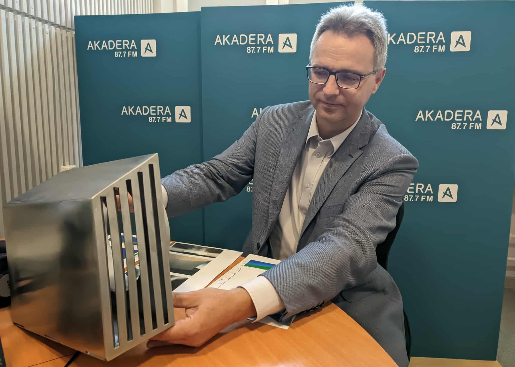 Mężczyzna trzyma metalową obudowę.