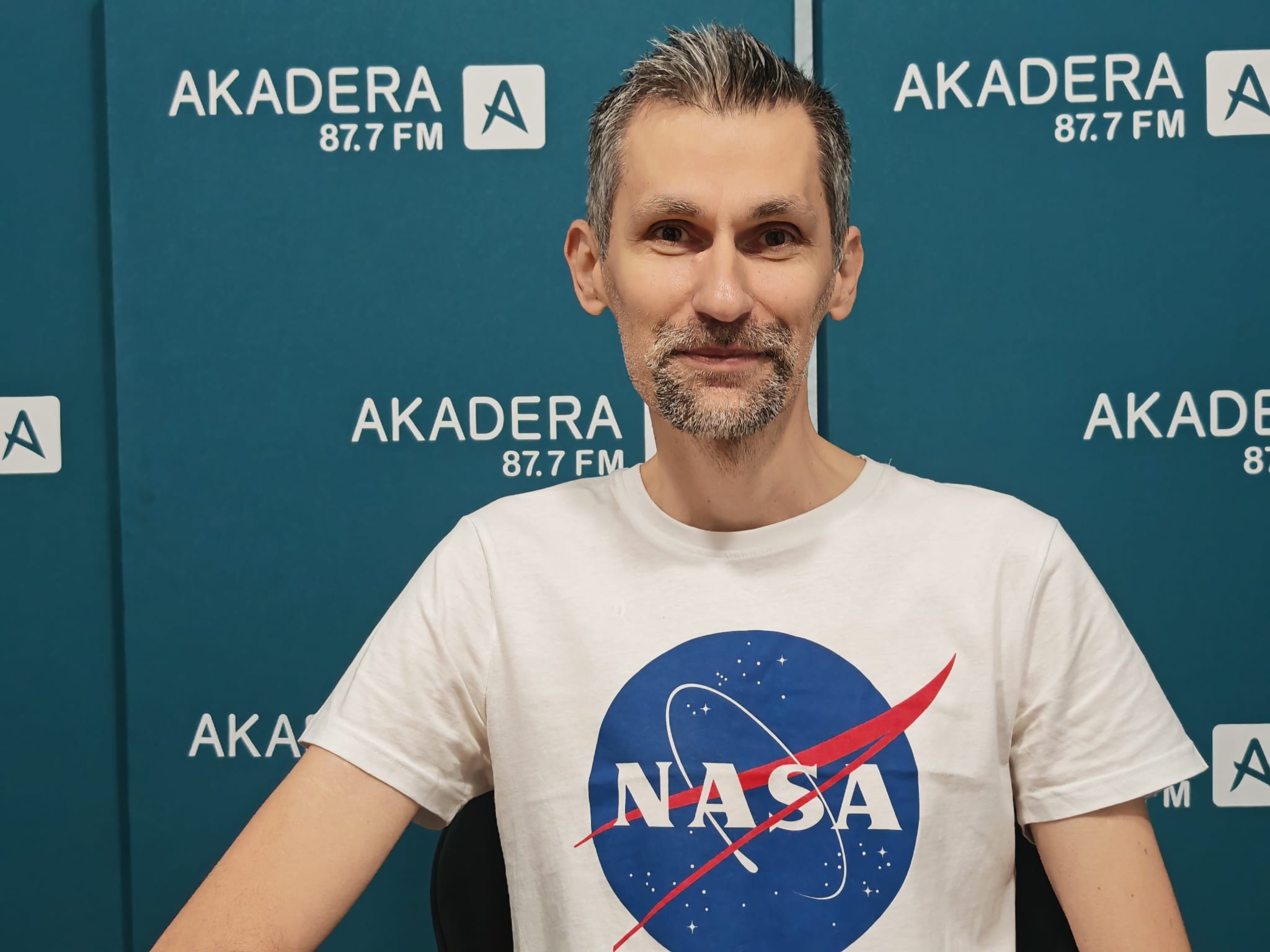 Adam Hurcewicz, astronom z Polskiego Towarzystwa Miłośników Astronomii w Białymstoku, podczas rozmowy o zbliżającym się całkowitym zaćmieniu Księżyca.