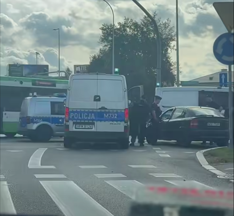 policja zatrzymuje auto po pościgu
