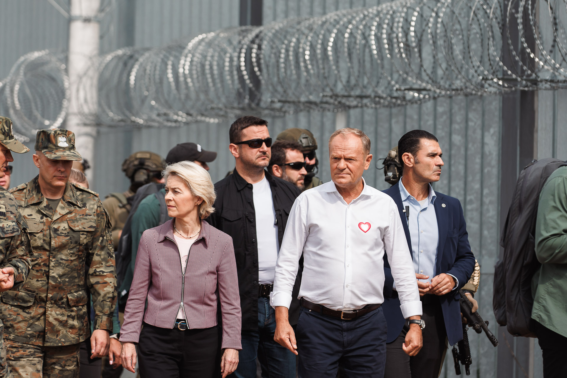 Premier Donald Tusk i przewodnicząca Komisji Europejskiej Ursula von der Leyen podczas wizyty na granicy polsko-białoruskiej w Podlaskiem, w towarzystwie żołnierzy i funkcjonariuszy służb.