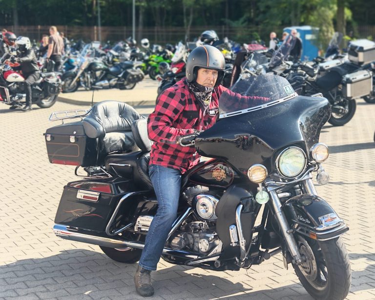 Motocyklista na motorze na imprezie Motoserce 2025