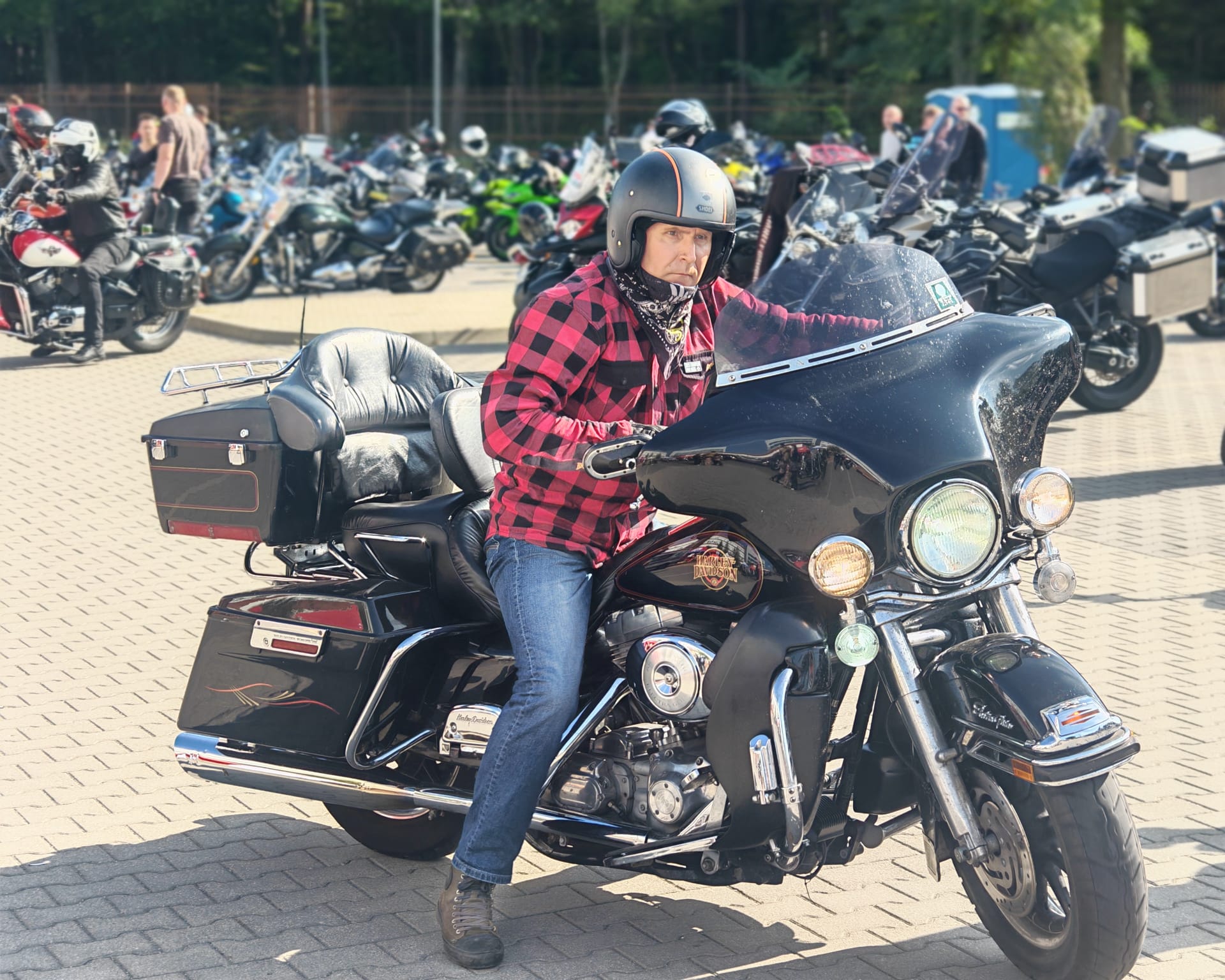 Motocyklista na motorze na imprezie Motoserce 2025