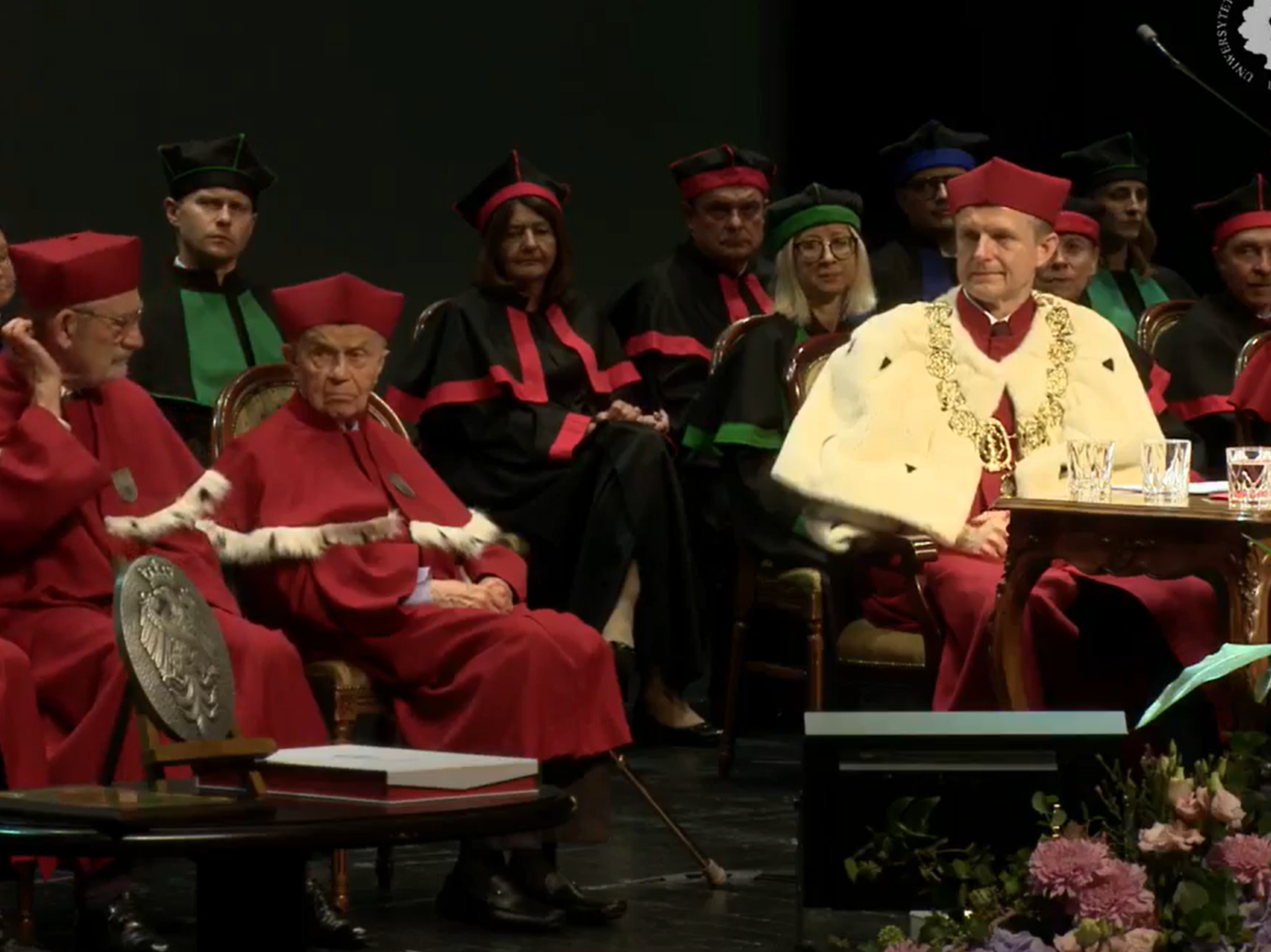 Profesorowie i władze Uniwersytetu Medycznego w Białymstoku w strojach akademickich podczas inauguracji roku akademickiego. W centrum rektor prof. Marcin Moniuszko w todze i z łańcuchem rektorskim.