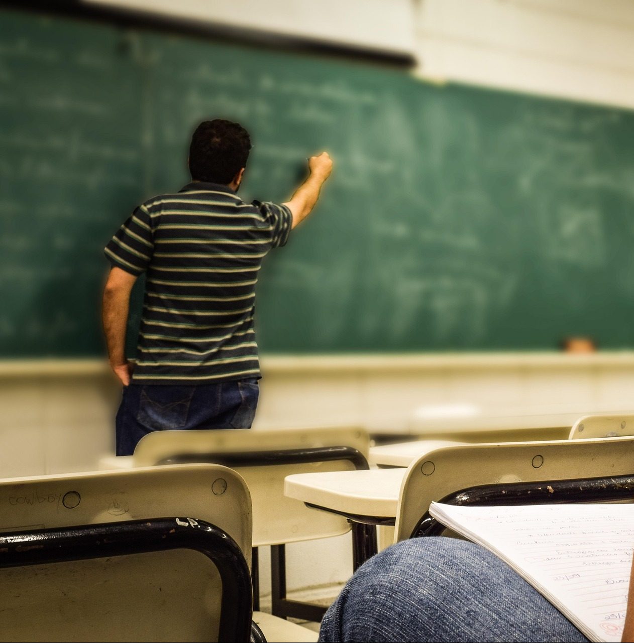 nauczyciel przy tablicy