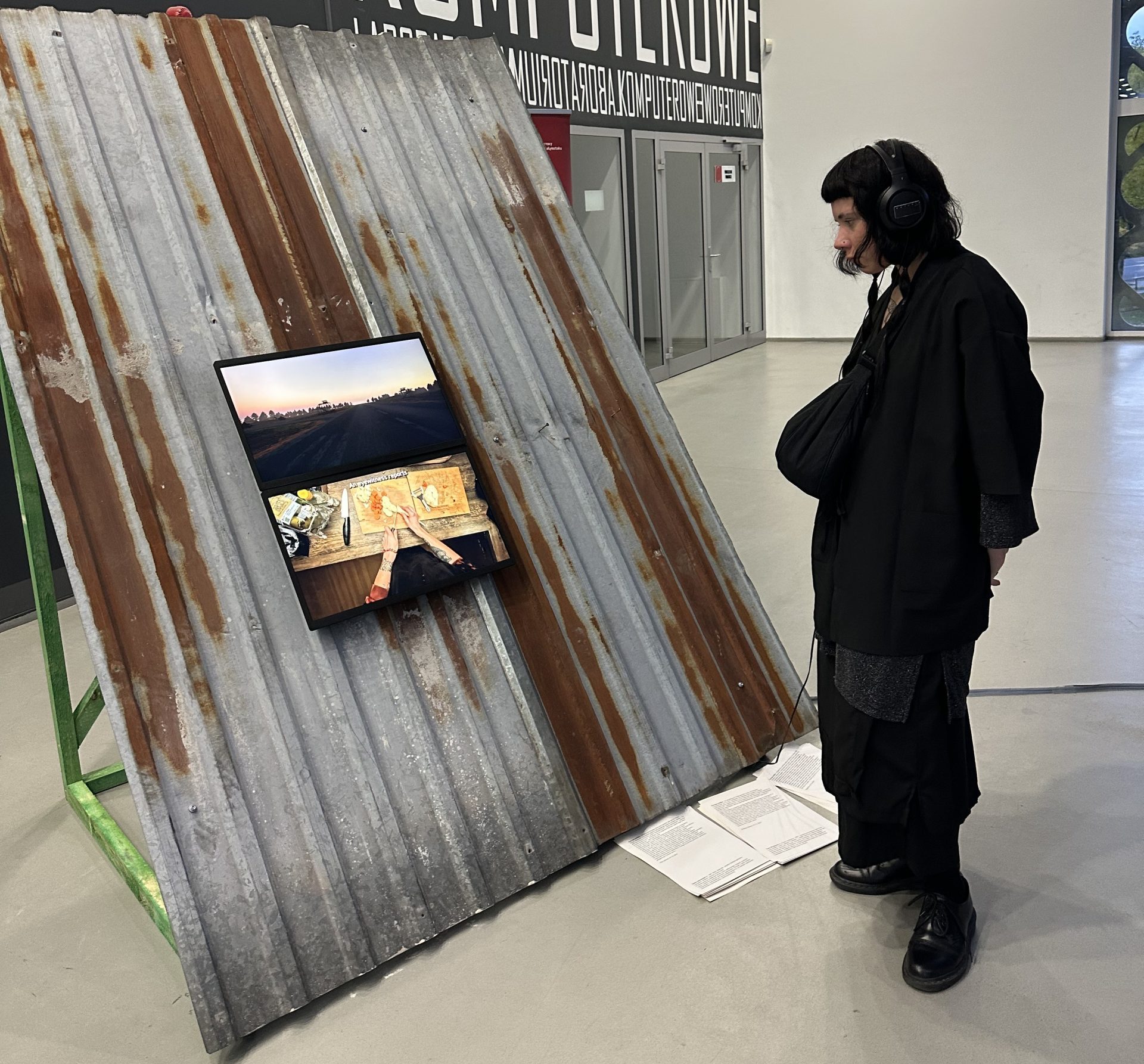 Kobieta ogląda film podczas festiwalu SAMASIEJ