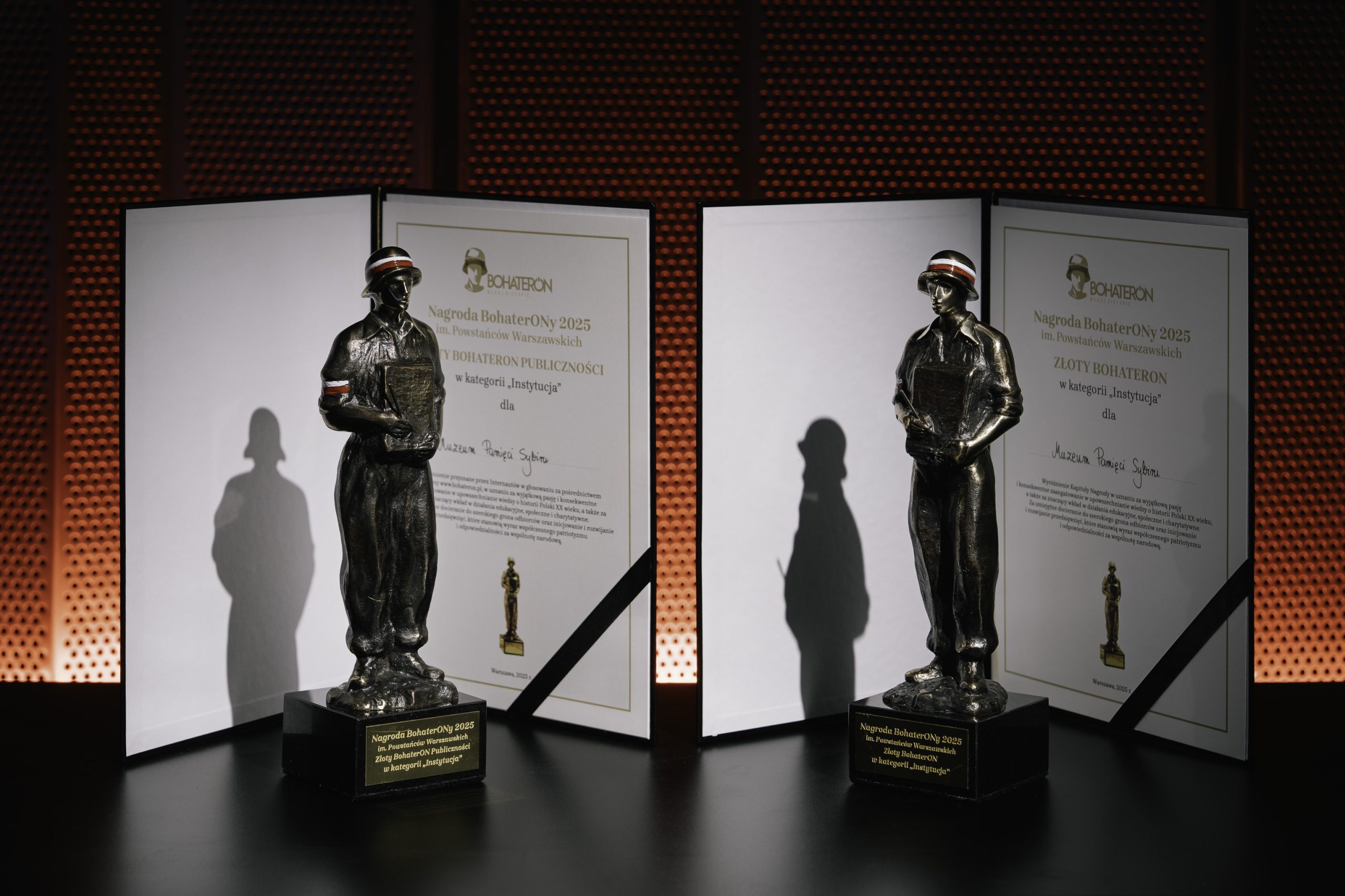 dwie statutetki przedstawiające powstańców warszawskich