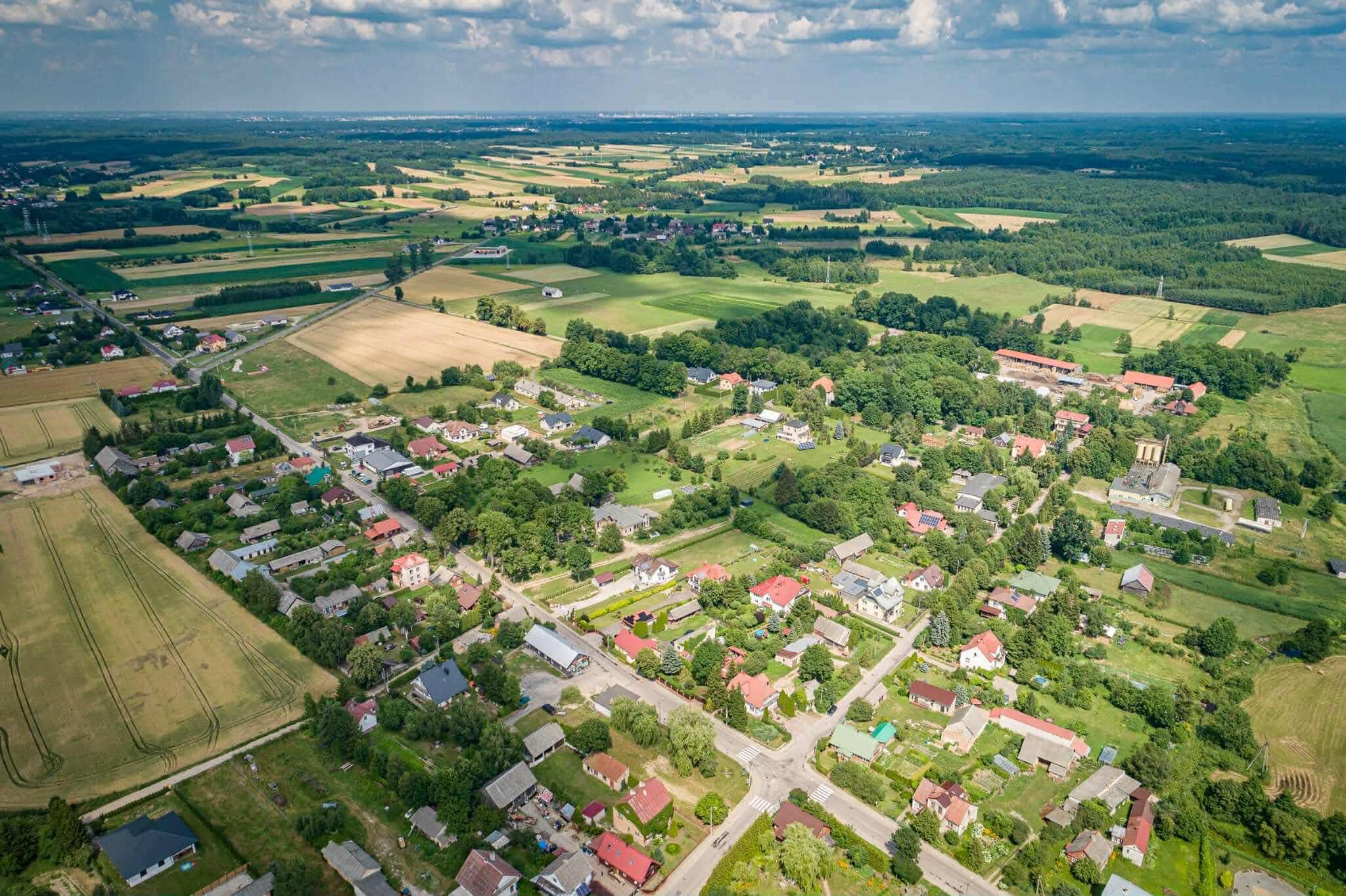 Zabudowania Turośni Kościelnej i tereny zielone z lotu ptaka