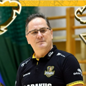 Roman Skrzecz stoi w okularach i koszulce