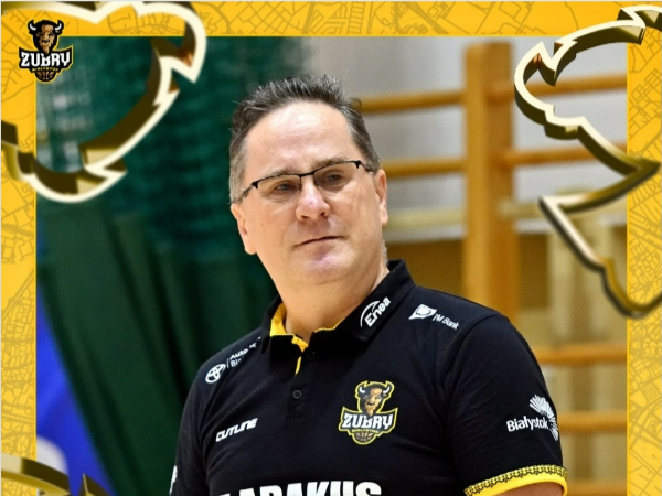 Roman Skrzecz stoi w okularach i koszulce