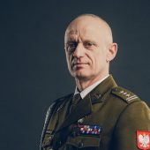 Mężczyzna w mundurze wojskowym z odznaczeniami i emblematem Polski na ramieniu, patrzący w stronę obiektywu. Dowódca 1. Podlaskiej Brygady Obrony Terytorialnej Mieczysław Gurgielewicz.