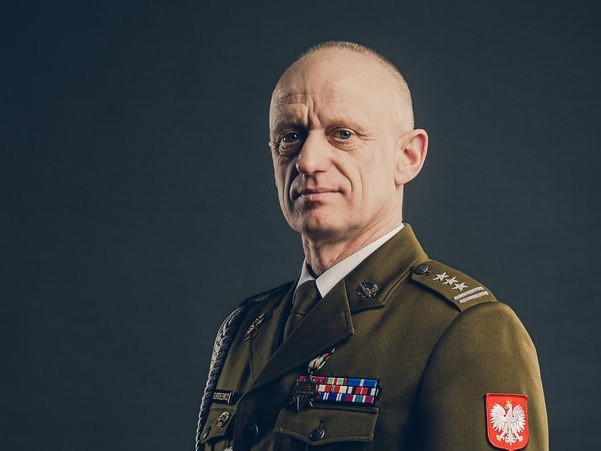 Mężczyzna w mundurze wojskowym z odznaczeniami i emblematem Polski na ramieniu, patrzący w stronę obiektywu. Dowódca 1. Podlaskiej Brygady Obrony Terytorialnej Mieczysław Gurgielewicz.