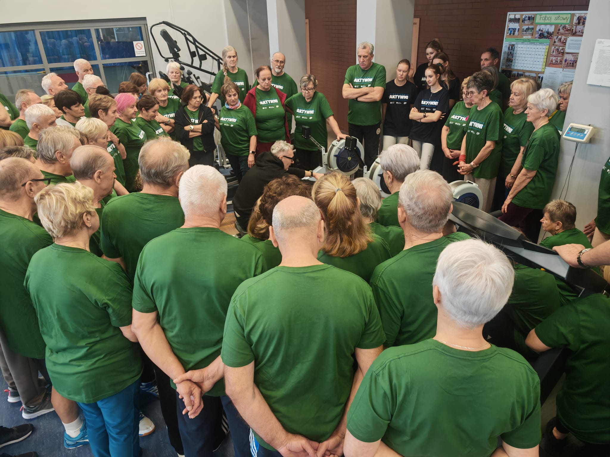 seniorzy w centrum sportowym PB