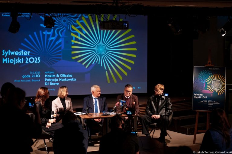 Prezydent Białegostoku Tadeusz Truskolaski oraz przedstawiciele miasta i Białostockiego Ośrodka Kultury podczas konferencji prasowej zapowiadającej Sylwestra Miejskiego 2025 na Rynku Kościuszki.