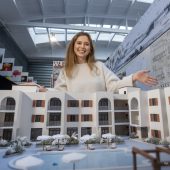 Karolina Misiuk stoi za makietą apartamentowca „Nubia” – projektu mieszkaniowego realizowanego na południowym wybrzeżu Egiptu, autorstwa architektki z Politechniki Białostockiej.