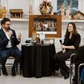 Adam Jakuć prowadzi spotkanie autorskie z Anną Naumiuk-Jakuc podczas premiery książki „Włodzimierz Naumiuk. Zanim przemówią rzeźby” w Zabłudowie.