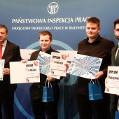 Laureaci konkursów i programów Okręgowego Inspektoratu Pracy w Białymstoku prezentują dyplomy i nagrody podczas uroczystej gali poświęconej bezpieczeństwu pracy.