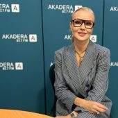 Dr Magdalena Borkowska podczas rozmowy w studiu Radia AKADERA, siedząca przy stole na tle ścian z logo AKADERA 87,7 FM.