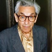 Starszy mężczyzna w okularach, Paul Erdős, podczas seminarium studenckiego w Budapeszcie w 1992 roku.