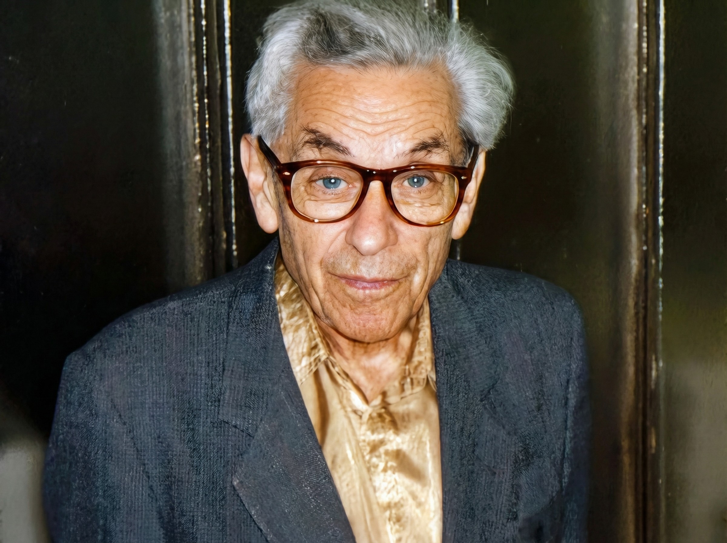 Starszy mężczyzna w okularach, Paul Erdős, podczas seminarium studenckiego w Budapeszcie w 1992 roku.