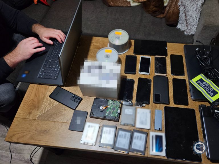 Zabezpieczone nośniki danych zawierające materiały pornograficzne z udziałem dzieci