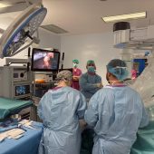 Zespół chirurgów Białostockiego Centrum Onkologii podczas robotycznej operacji nowotworu wątroby na sali operacyjnej, z wykorzystaniem systemu chirurgii robotycznej.