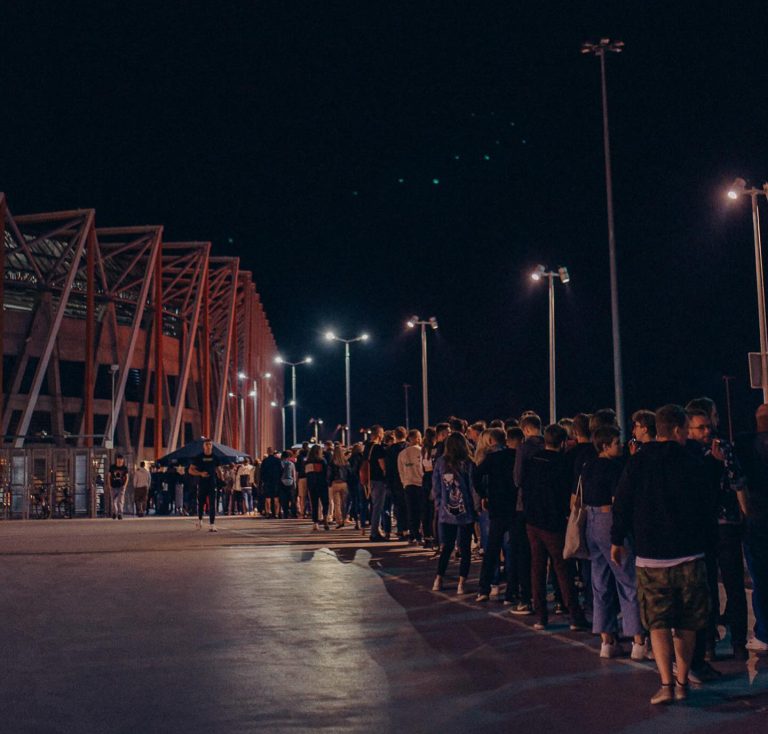 kolejka na festiwal up to date na stadionie