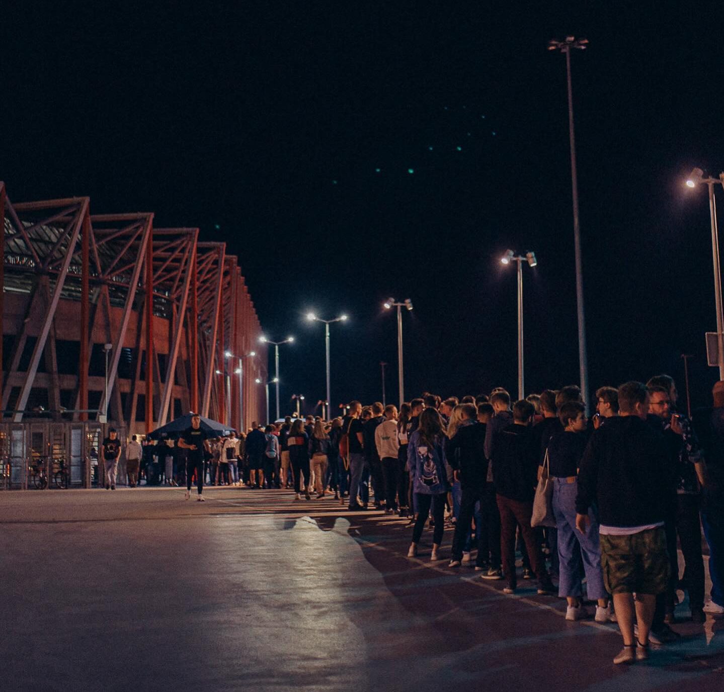 kolejka na festiwal up to date na stadionie