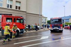 Na miejscu pracowało kilka zastępów straży pożarnej, policja i pogotowie. Pasażerka auta trafiła do szpitala. Fot. Piotr Jakubiak