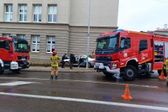 Strażacy z Białegostoku usuwają skutki wypadku, w którym peugeot uderzył w ścianę liceum. Fot. Piotr Jakubiak
