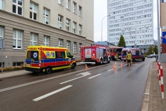 Na skrzyżowaniu Pałacowej i Ogrodowej w Białymstoku służby ratunkowe zabezpieczają teren po uderzeniu samochodu w budynek III LO. Fot. Piotr Jakubiak