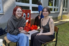 Studenci przy stworzonej przez siebie ściance do zdjęć – kreatywność w architektonicznym wydaniu, fot. A. Jakuć