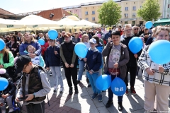 Uczestnicy Marszu Godności Osób z Niepełnosprawnościami na placu przed Ratuszem w Białymstoku, fot. Adam Ludwiczak