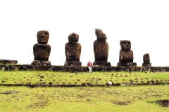 Monumentalne moai i Lech Pilecki, Fot. archiwum prywatne.